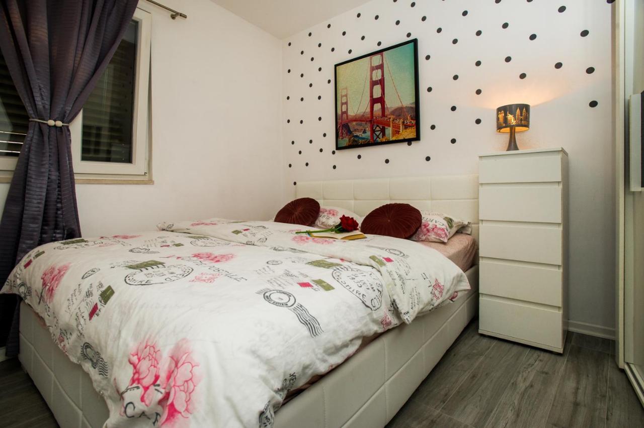 Miki - City Center Apartment With Large Balcony Split Exterior photo